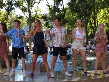 Cast Mamma Mia! Danst Bij De Fontein (1)